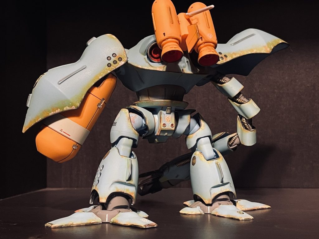 なんかパーツ使わないの勿体無いと思いまして、片腕だけボトル着けてみました。子供の頃にハイゴッグを作った時、このでかいボトルが意味不明で嫌いでした。この度、買って来た後にYouTubeでハイゴックの登場シーンを観て、カッコいいじゃん❗️と感動してしまいました😄