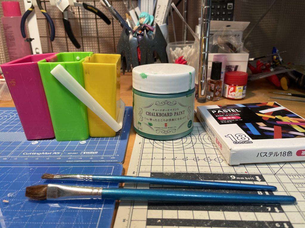 チョーク塗装に使う道具たちです!この段階ではまだ保護スプレーを買ってないので載ってませんが、後で出てきます!黒板塗料以外は100均です!