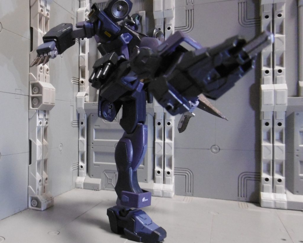 足の裏には暗器。武器名はそのまま『ドルヒ』（ドイツ語で両刃ナイフ）全て実体剣で固めているため、ＰＳ装甲が天敵・・・でもありません。高い技量を以てＰＳの影響を受けない「関節部」を刺突で直接狙うのです。最小限面積による斬撃も可能。卑怯に思われるかもしれませんが、忍者という存在そのものが卑怯みたいなモノです。ブルーフレームセカンドＬの足をそのまま使っていますが、ポリキャップの色を標準のグレーに変更しています。ＰＣは塗装に向かない材質のため（塗れなくはないもののすぐに剥がれる）