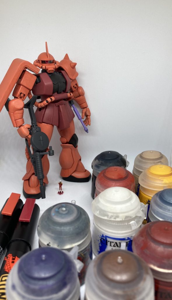 塗装はガンダムマーカーのキャップを参考にシタデルカラーを調色して筆塗装しています