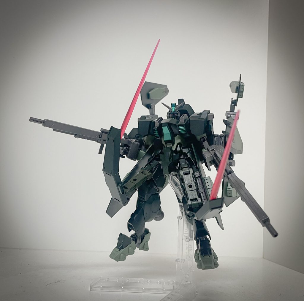 脚部装甲展開式ビームサーベル取り回しの悪い追加装備の隙を埋める格闘武装。脚部前装備が展開しサブアームとしての役割と、その先端から出力出来るビームサーベルで低下した格闘戦闘能力を補っている。