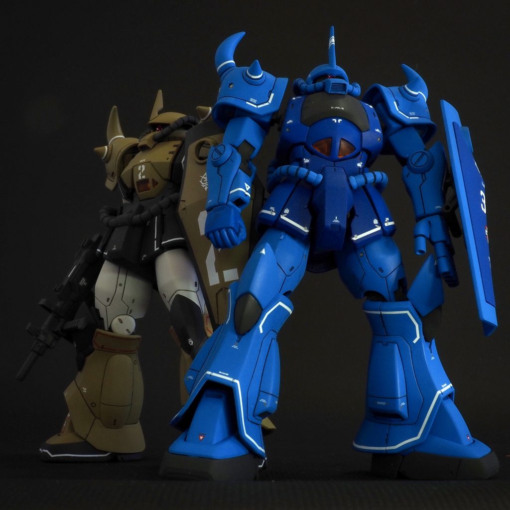 プロトタイプグフとの並び。大腿部とソール部に同じパーツを使うことで開発系譜を感じさせる目論見ですが、果たして？