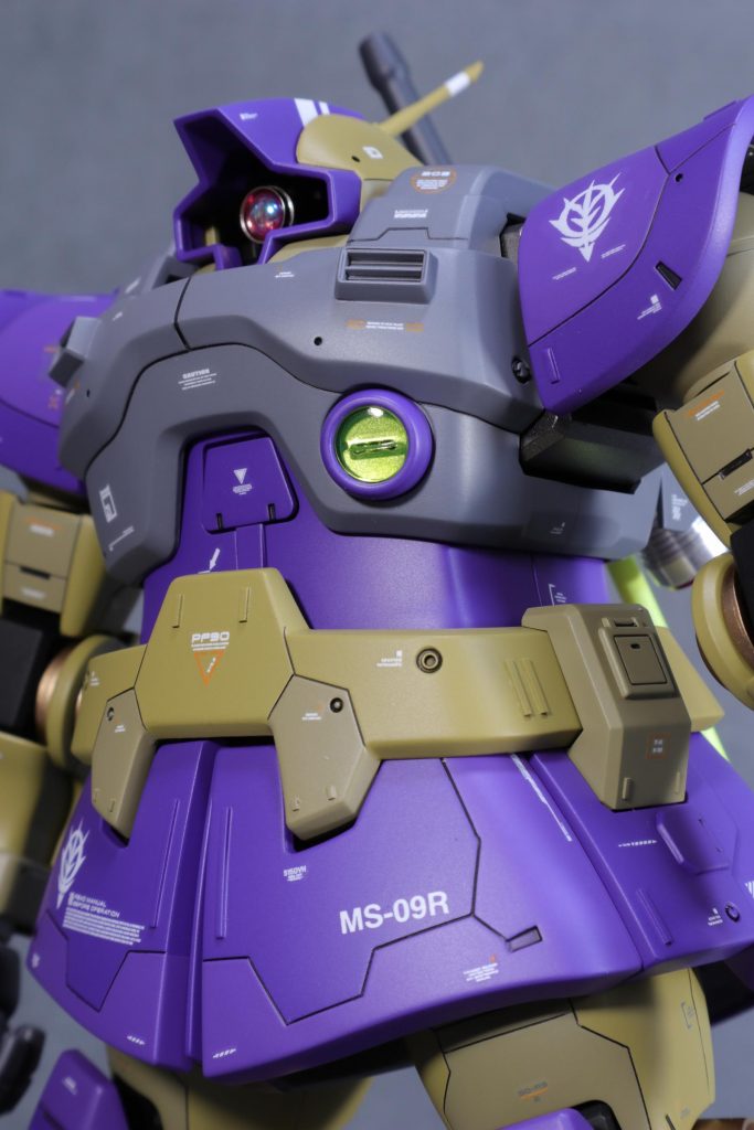 スジ彫りだけでなくプラ板やプラパーツの凸モールドで単調にならないようにしています。