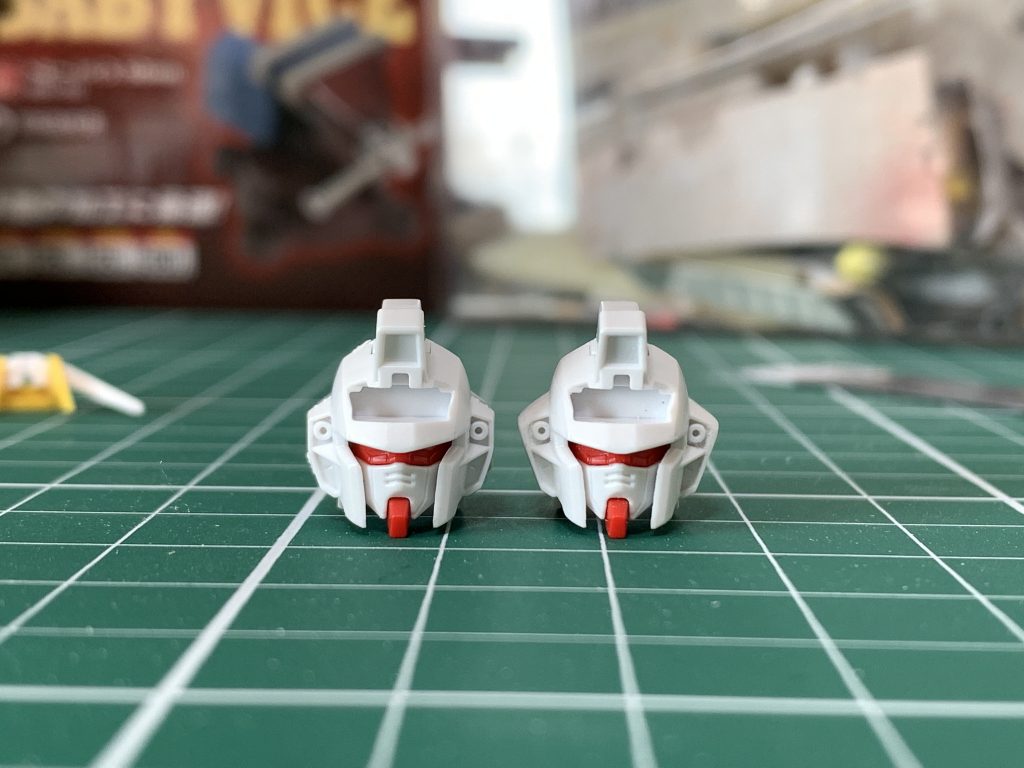 左がキット、右が改修後です。最近のストライクのキットは耳?のダクトに変なアレンジが入っているので、劇中や設定画に近い菱形のシルエットに改修しました。