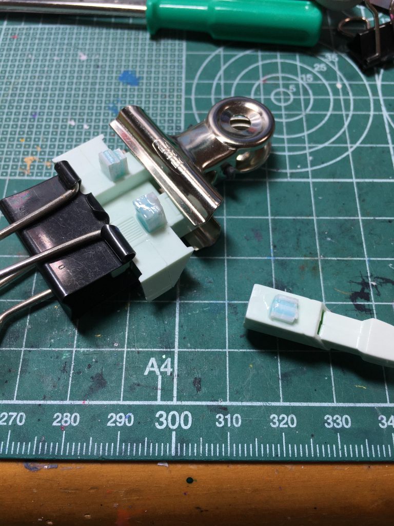 キットでは着陸脚あり・なしを選択しますが、今回はなしで作りました。ブースターはフタパーツがあるので接着ガイドの穴を隠せますが、コアファイターの方は無いので、プラ材を突っ込んで埋めています。