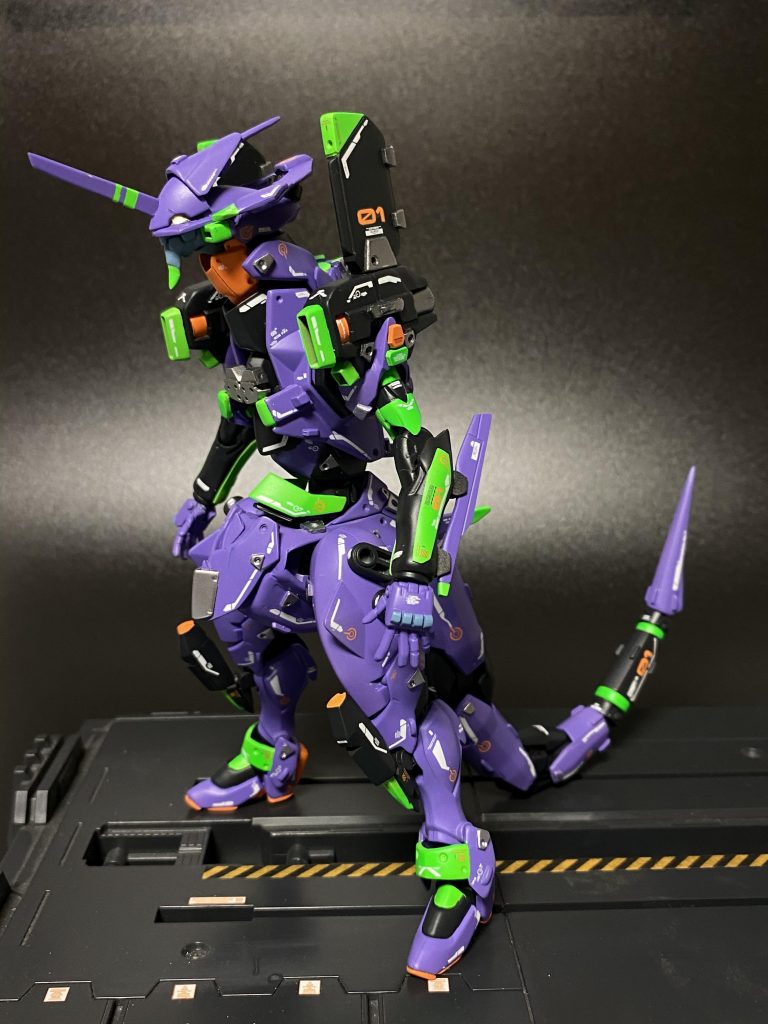 特務機関ヴェイガンが来たるべき脅威に備え建造した汎用獣型決戦兵器。人造怪獣ダナンゲリヲン初号機 性能、詳細等は一切不明 ただし今後襲来する脅威を排除する為の能力があると推測される。