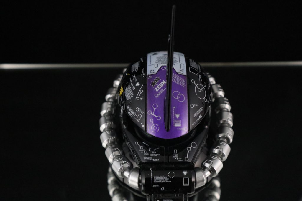 なかなか難しいもので、一週間かけてクリアー厚吹きして2000番のヤスリでデカールの段差消しました。その後コンパウンド細目と極細を車用磨きスポンジで。さらにハセガワのセラミックコンパウンドで磨いてポリマーコーティングしました。以下失敗談など。