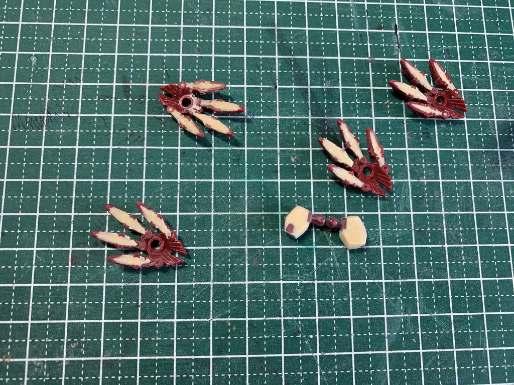 そしてこちらは肉抜き穴を埋めるべくパテに挑戦!しかし爪部分は綺麗にできず...最初にしては難しい形で難易度が高かったです😓