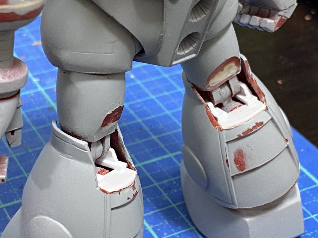 ④膝可動範囲拡大股関節の改造で太ももが大きく動くようになったため、ガンダムUCで大活躍したあのゾゴックのように、片膝立ちでヒートサーベルを持つポーズを取らせたいと考えました。ですが既にガッチリとパーツを接着した後だったので二重関節を入れることもできず、苦肉の策でひざ裏をガッツリと削り取って1軸で膝立ちできるようにしました。大きく空いた穴はプラ板で埋めました。メカディテールっぽくし過ぎないようシンプルにしています。