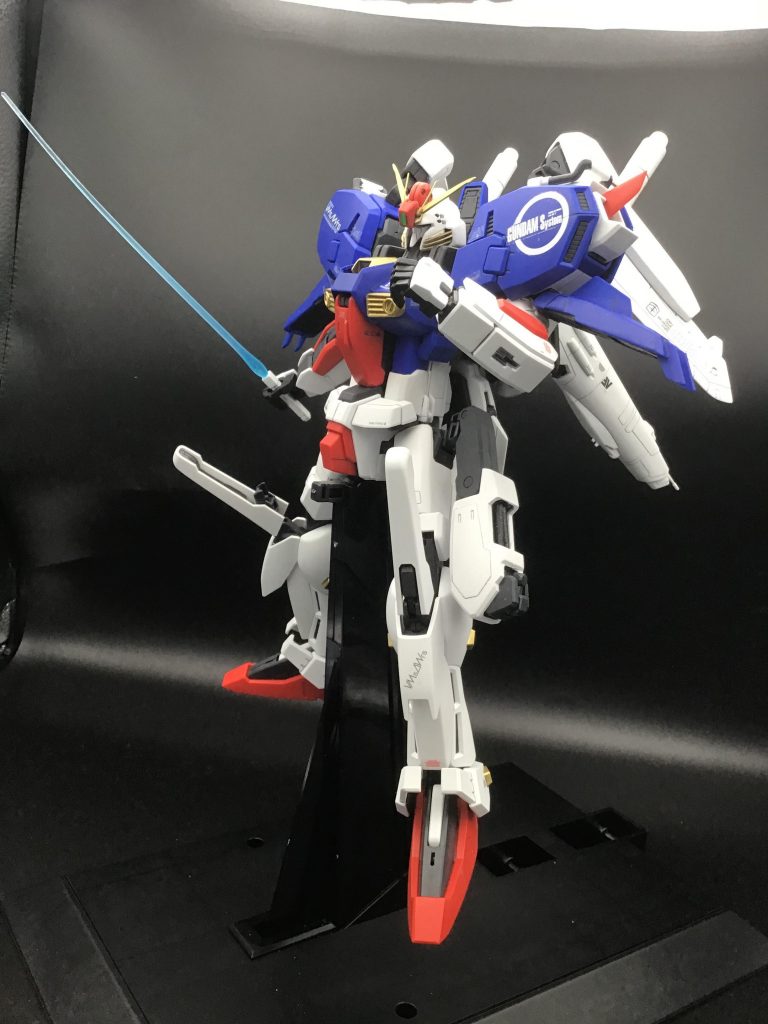 ビームサーベルを構えさせて。胴が捻れない都合上、格闘戦のハッタリが効いたポーズが取りづらいのが難しい所・・・