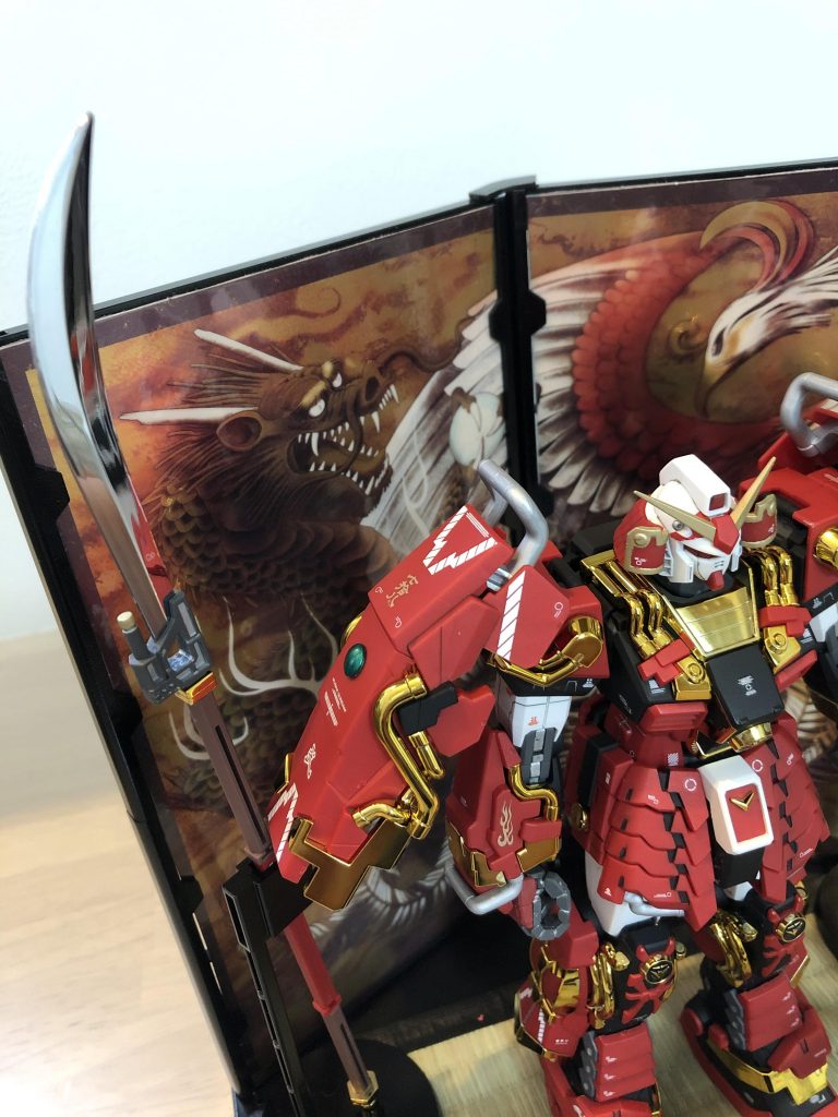 肩のアーマーは成形後が気になったので、モノアイの社外パーツをつけて誤魔化しました。槍はかなりデカく迫力ありです。