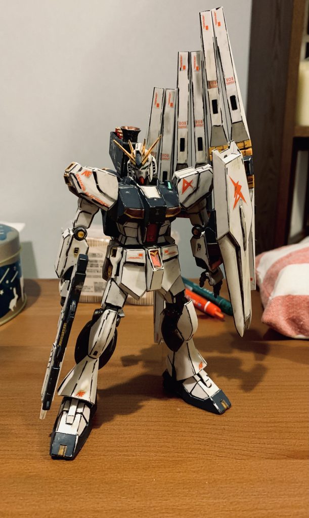 エッジを中心にリアルタッチマーカーのブラックを大袈裟に塗り劇画タッチ風に。所々線を途切れさせたりズラしたりして手書き感が出るよう意識しました。暗い色のパーツには100均のペイントマーカーのシルバーを使ってチッピング