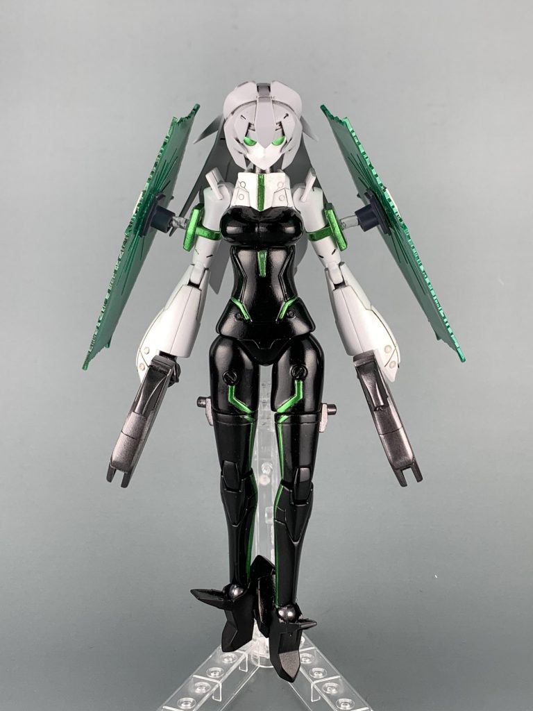 フル装備状態です。もう一個のキットからシールドを持ってきています。カラーリングは黒と白とグレーの部分はそれぞれその色のサーフェイサー、緑とシルバーはガンダムマーカーです。