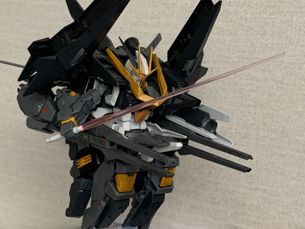 ・非常近接戦闘用携帯式ビームサーベル折り畳まれ格納された機体右腕を展開して緊急時の戦闘に応じる。