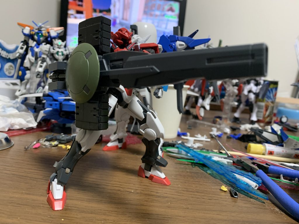 作り始めの状態。十字架型の武器にすることは最初から考えていました。ガンダムWftdのプロメテウスを参考にしています。
