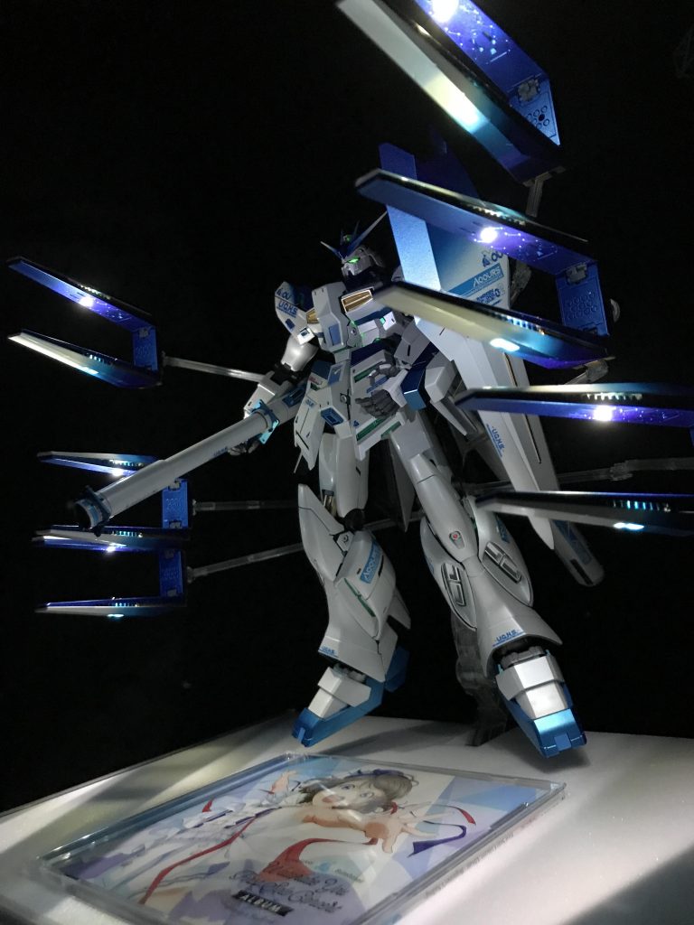 機体の電飾だけで作品全体が照らされるので、夜間はとってもエモい感じです。