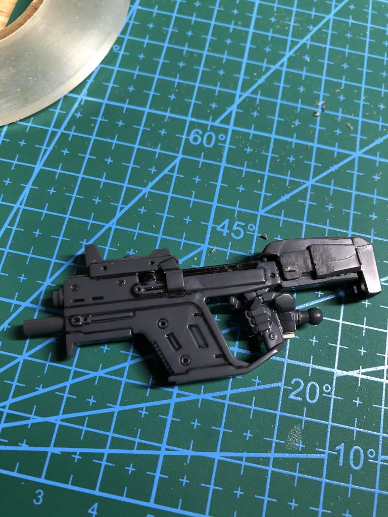 付属のブルパップマシンガンのストック部分を軸にMSGのウェポンをくっつけてクリスヴェクターに似せてみました。