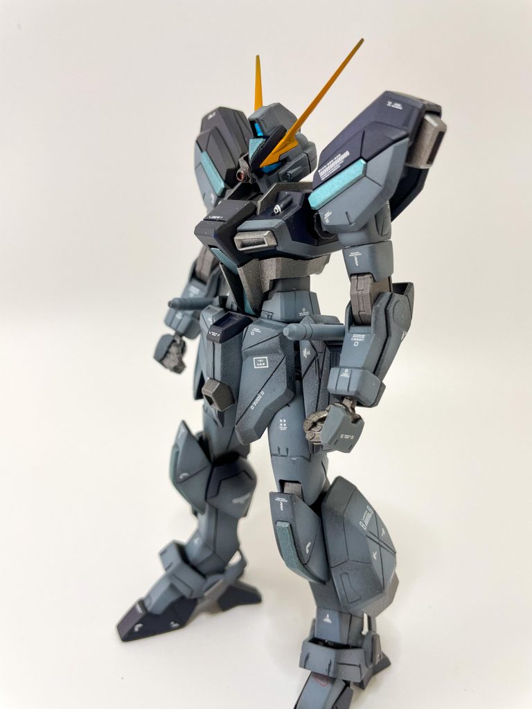 ウィンダム素体視認性の低いダークカラーに変更。スジボリ以外と後述の頭部以外は触っていませんがめちゃくちゃプロポーションいいですね。