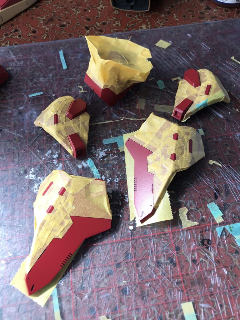 塗装作業。赤の部分はMrカラーのあずき色瓶出しですが、フラット吹いたら思いの外理想の色合いになってくれましたw今回細かい部分は全てマスキングです…疲れるけど、キレイに決まるとやっぱ報われます👍