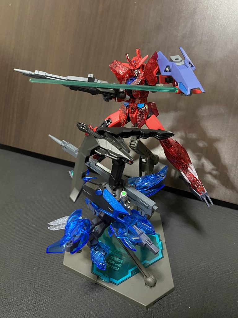 こちらはボレアリスに対し燃費を犠牲に各出力を上げた短期決戦仕様「エリシウスアーマー」。同じベーススタイルでも攻め時や詰めの一手などにはこちらに換装します。ちなみにボレアリスは火星の極冠付近の低温地帯、エリシウスは赤道付近の高温地帯と色のイメージに合わせた現実の地名から名付けました。