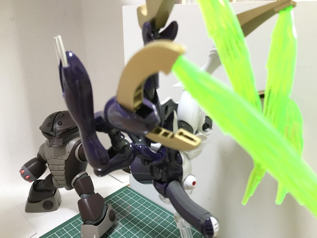 ちなみにビームサーベルも出せるし、メガ粒子砲も撃てるため遠近共に死角なし