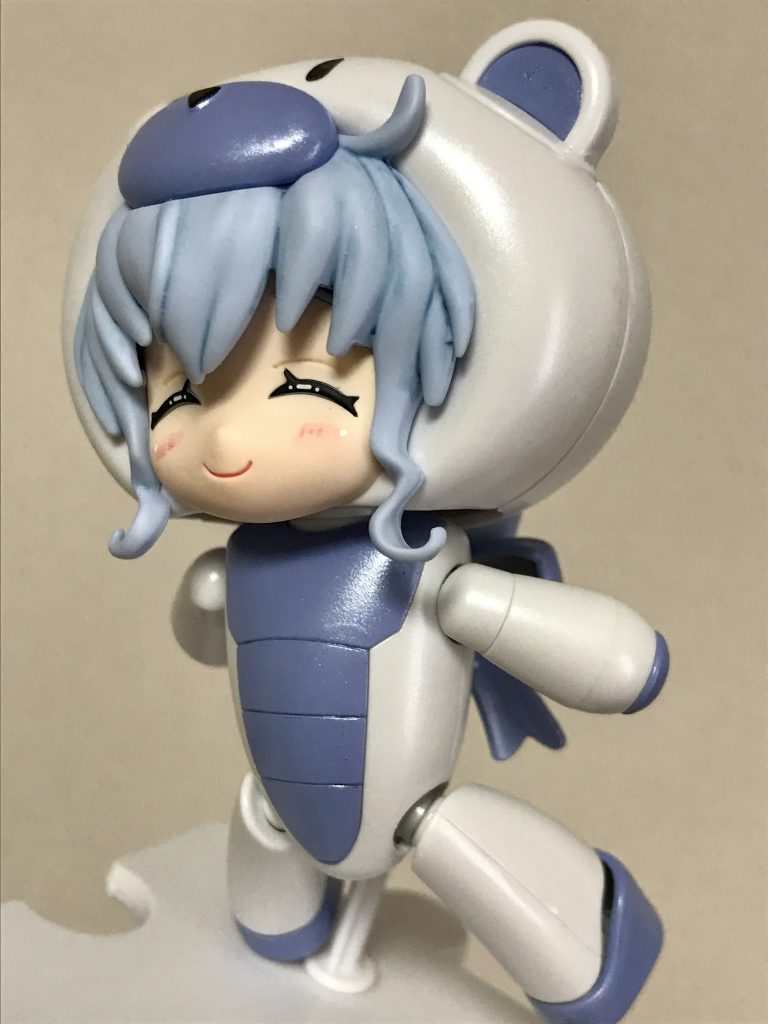 お腹など成形色が薄いグレーの部分はすみれ色で塗り、全体にホワイトパールを吹きました。頬はシールではなくリアルタッチマーカーで描きました。髪と顔はツヤ消しトップコートです。