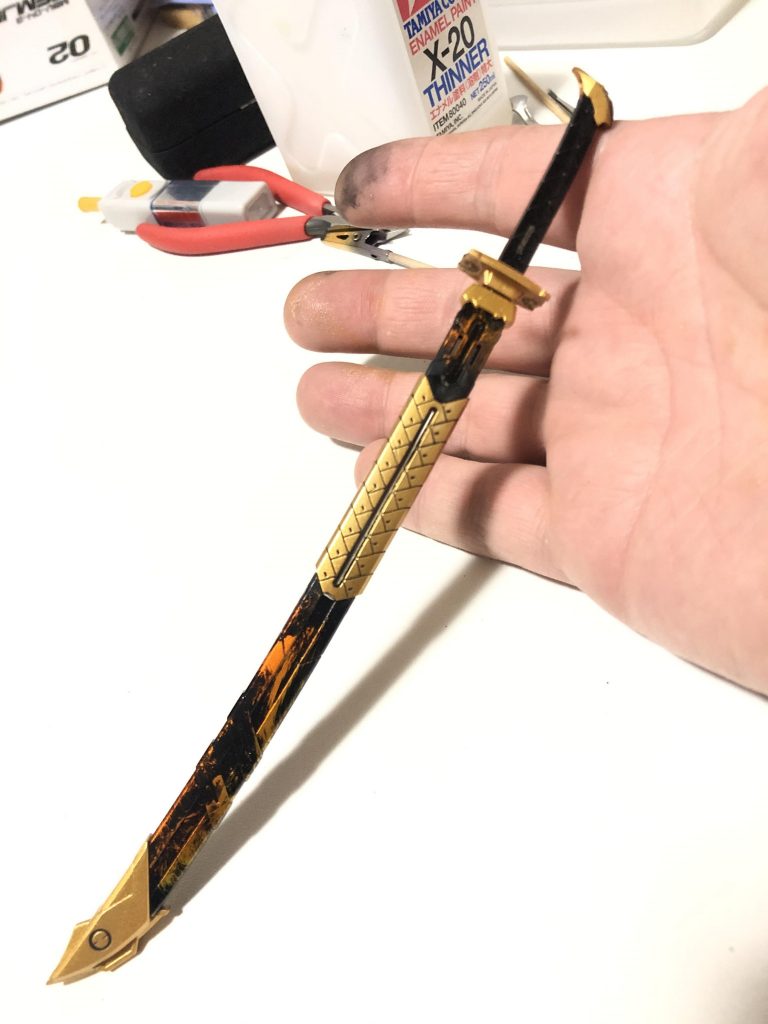 全体で使用した塗料は下地→Exブラック赤→プレミアムパールレッドブリリアント金→スターブライトゴールドクリアーオレンジとクリアーイエローなどなどは先述のとおりで、墨入れはタミヤのエナメルブラック。アクリル塗料は全てガイアノーツのもので、塗装後にONIウレタンにてコートしてあります。