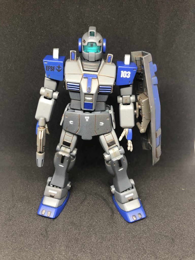 黒の背景で。基本装備はビームスプレーガンとビームサーベル。主に高速行動からの攻撃でヒット&ウェイ戦法で敵を撃墜していた。