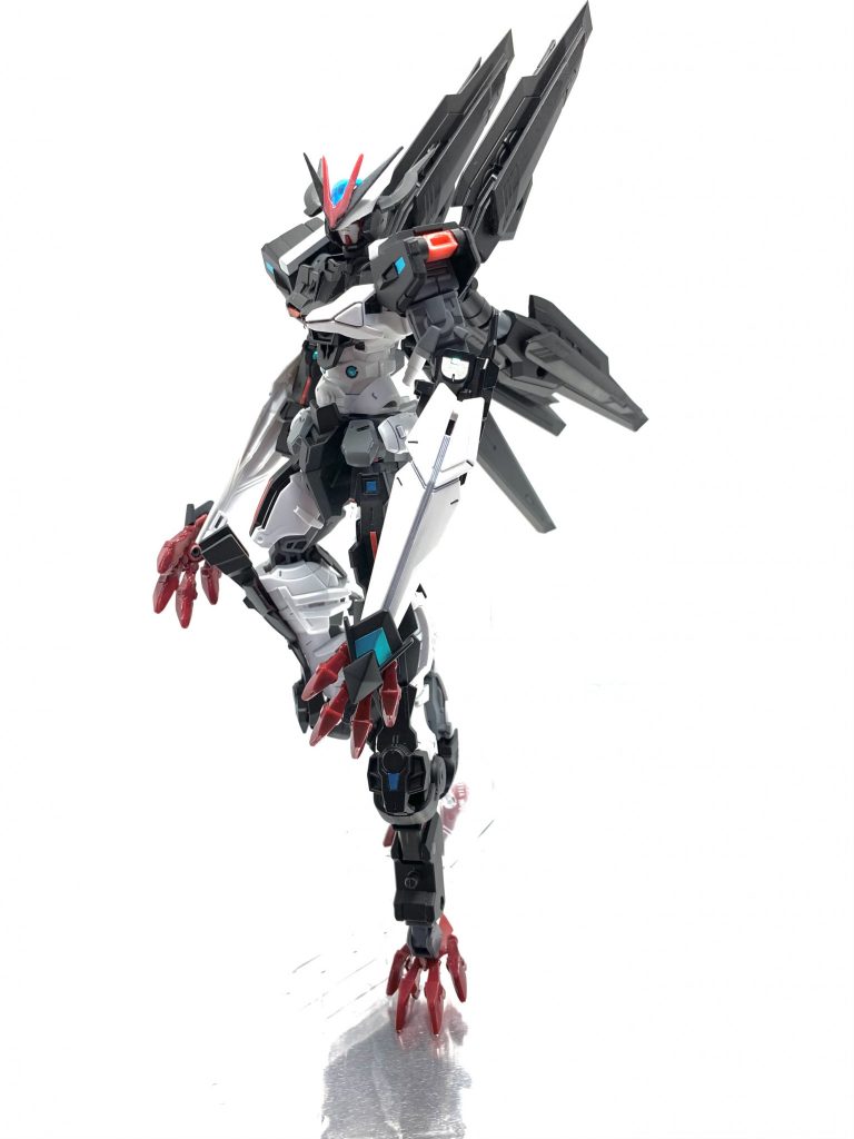 [ビーストモード]DRと同じように腕と脚を伸ばし、可動範囲を増やすためにドラグーンを別の位置に搭載させ変形させます。獣らしさを象徴させるために足もDRの手？を使いました！