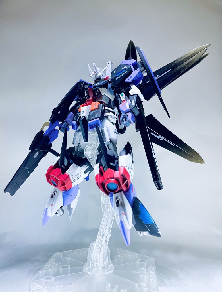 ルシフェルガンダム。背中のウイングが星のような感じなので、黒い星→堕天使?→明けの明星→ルシフェルといった感じで命名。脚にインパクトをつけたかったのでかなり試行錯誤しました。