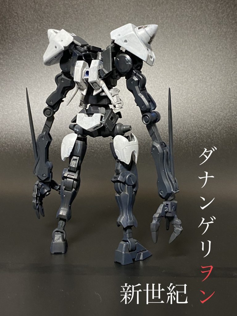 前後から。第三新東京地下の「トミノ」を目指し侵攻してくる謎の存在「ガンダム」ダブルオーサキエルは人類が遭遇した第三のガンダム。無限エネルギー源S2機関と太陽炉ＧＮドライブを２基搭載しており圧倒的な戦闘力を誇る。防衛面においても絶対拒絶防壁ＡＴフィールド（アンチ・トミノフィールド）を持ち全ての攻撃が通用しない。