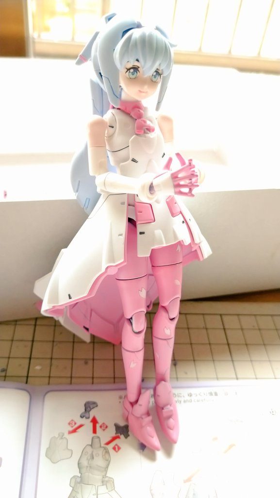 サラちゃんのピンクは明るめのピンクにしたかったため白サフを2回〜3回重ね、紫感を極力減らしてから桜カラーを2回重ねて塗装しました。脚の桜の花びらはマスキングして塗装してます。あまり散らすとうるさくなってしまうので適量にしました。