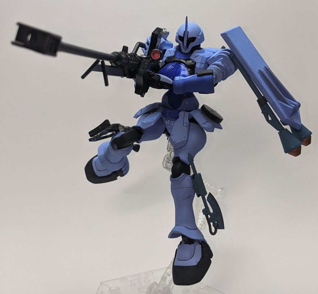 135mm対艦ライフル射撃体制なヅダ・フラウ！しれっと肩周りをEXAM版ブルーデスティニー1号機から流用しボール関節化した恩恵もあり、ライフル基部を脇下に挟めるようにして構えることもできます。また、大改造した割に、腕の伸縮ギミックはそのままになっているので、無理なくグリップを握れます⸜((˙꒳​˙ ))⸝ﾄﾞﾔｯ←