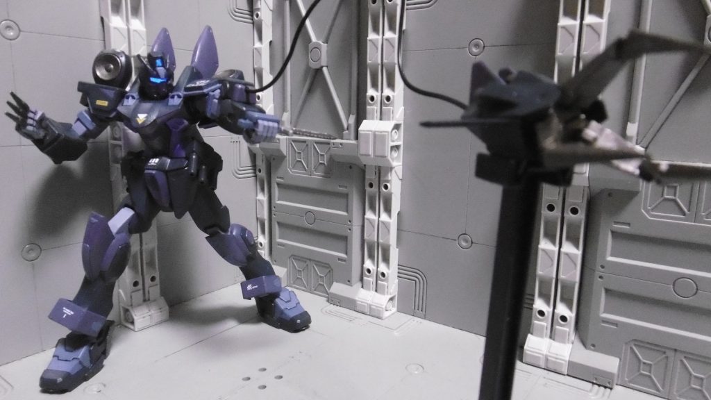 「グレイブニール」は元のブリッツと同じ用途。対象を引き寄せられるなら逆（自機を向かわせる）も可能では？という事で、忍具で言う「鉤縄」のような慣性移動の補助にも。唯一の中距離以遠兵器でもあります。パック換装システムを無くしたり近接格闘兵器でまとめたのは、機体の軽量化も兼ねています。実際に移動補助になるかは分かりませんが、そこはフィクションの妙ってコトで。