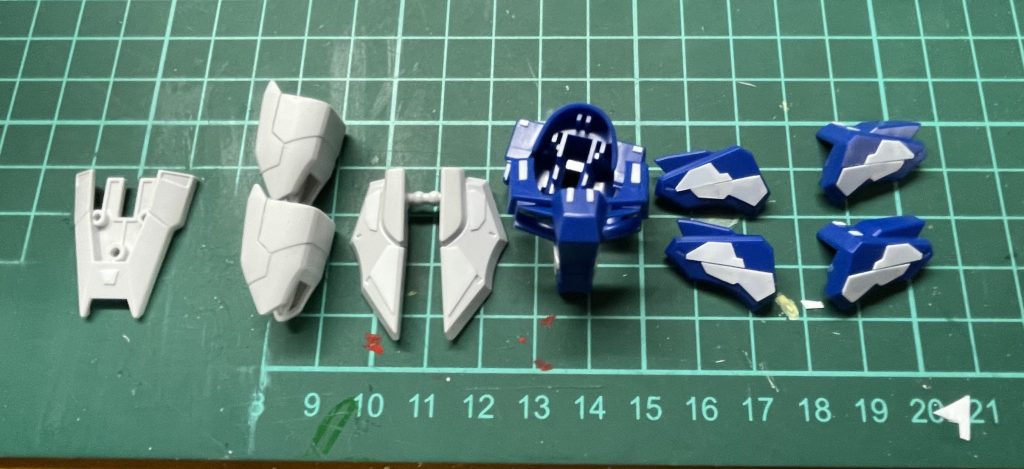 主な制作工程はプラ板貼りによるディテールアップです。肩やスカートなどにやや大きめのプラ板を貼ったり他の箇所にちらほらと、太もものパーツに筋彫りを追加してみましたが、ココは練習が必要そうです💦