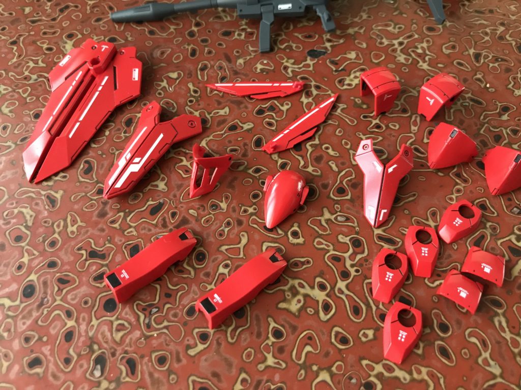 カラーレシピは以下の通りです↓外装赤:モンザレッド+シャインレッド外装青:グレーサフ→ネイビーブルー外装白:グレーサフ→ホワイトフレーム:グラファイトブラック(ノンサフ)ライフル:NASKAメカサフ・スーパーヘヴィ剣:アルティメットブラック→スターブライトゴールド