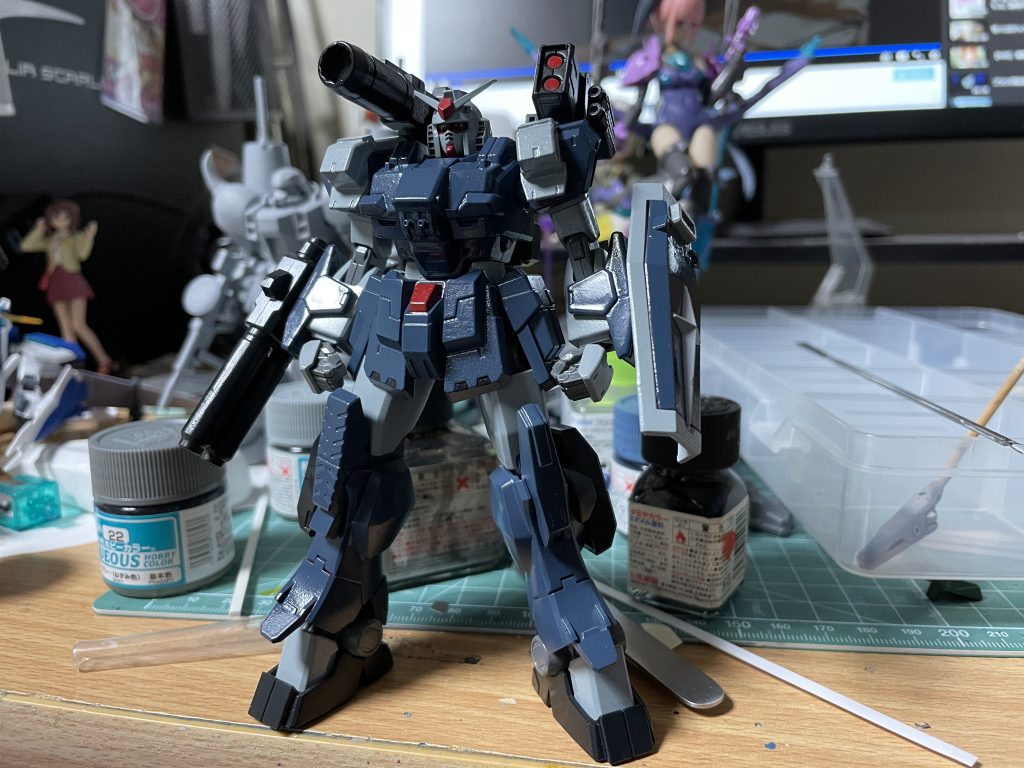 水性ホビーカラー32 ダークグレーつや消し、56ミディアムブルー、57エアクラフトグレーによるエアブラシの後、赤のみシタデルカラーにより筆塗りその後つや消し