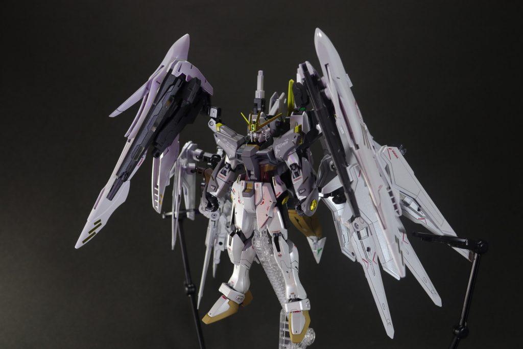 ～概要～機体名「デスティニーガンダムスノーホワイト エクセリオン」構想と致しましては「メサイア陥落後、コンクルーダーズ用に建造されていたデスティニーを一部のデュランダル派が秘密裏に持ち出し(※中略)、火星にて改造を受けた」というものです。※長くなりそうなので短くしました。名前から分かる通り、モデルは「ウイングガンダムスノーホワイト」です。「エクセリオン」は名前に悩んだ結果、Twitterで皆さんに選んでいただきました。カラーリングはMETALBUILDのスノーホワイトプレリュードとデスティニーを意識しながら塗装しました。武装についても、名前は変更していますが、スノーホワイトプレリュードに準じています。