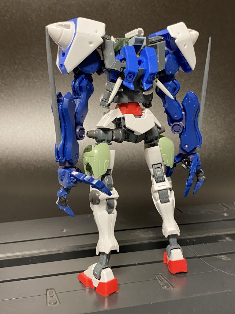 塗装直前、前後から肩アーマをプラ板で囲い大型化、太ももアーマ追加