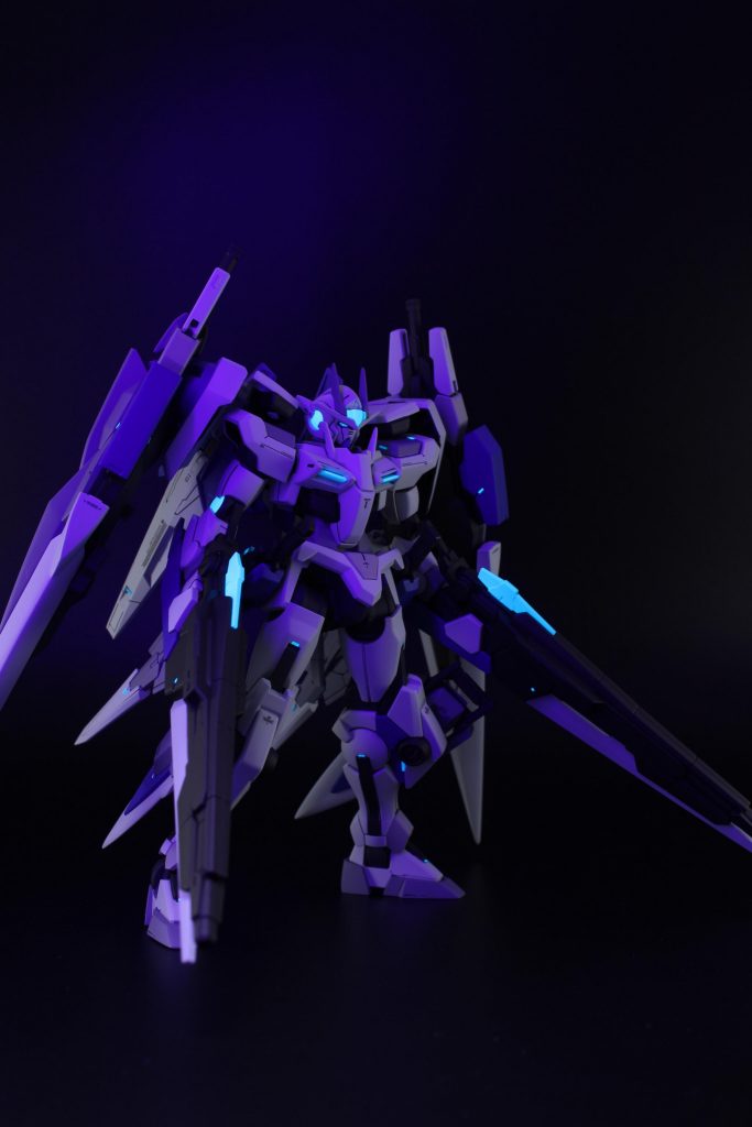 照明なしブラックライトのみ蛍光塗料を試したくて考えたカラーリングです。ブラックライトを当てるのでパープル系のカラーリングにしてみました。