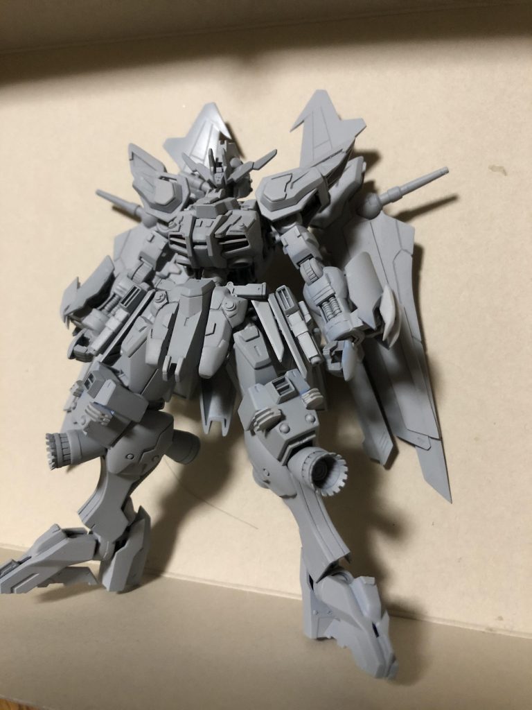 塗装前とサフ後です。今回ディティールの追加をめちゃくちゃ頑張ったんでサフが映えます……