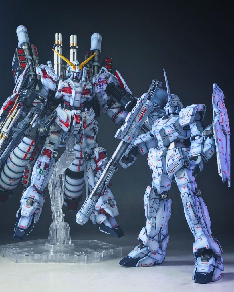 直前に制作したHGのユニコーンモードと。ユニコーン最大の売りである変形ギミックはHGには存在しませんが、そのかわり作りがしっかりしているのでとても好きです。LEDに頼らず発光を表現する塗装を今後も追求していきたいと思っています。