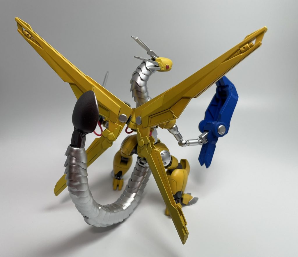 フロントビュー&バックビュー長い首や尻尾、短めの脚部、X字に広がる翼、青いショベルと緑のドライバー、尻尾のスコップ。「パワー・ツール・ドラゴン」の特徴を余すことなく詰め込みました！