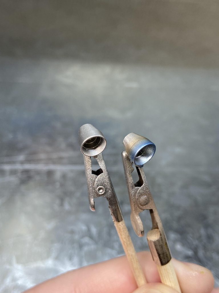 バーニアは全てシルバーで塗装後、タミヤウェザリングマスターのDセットで青焼けを表現してみました。