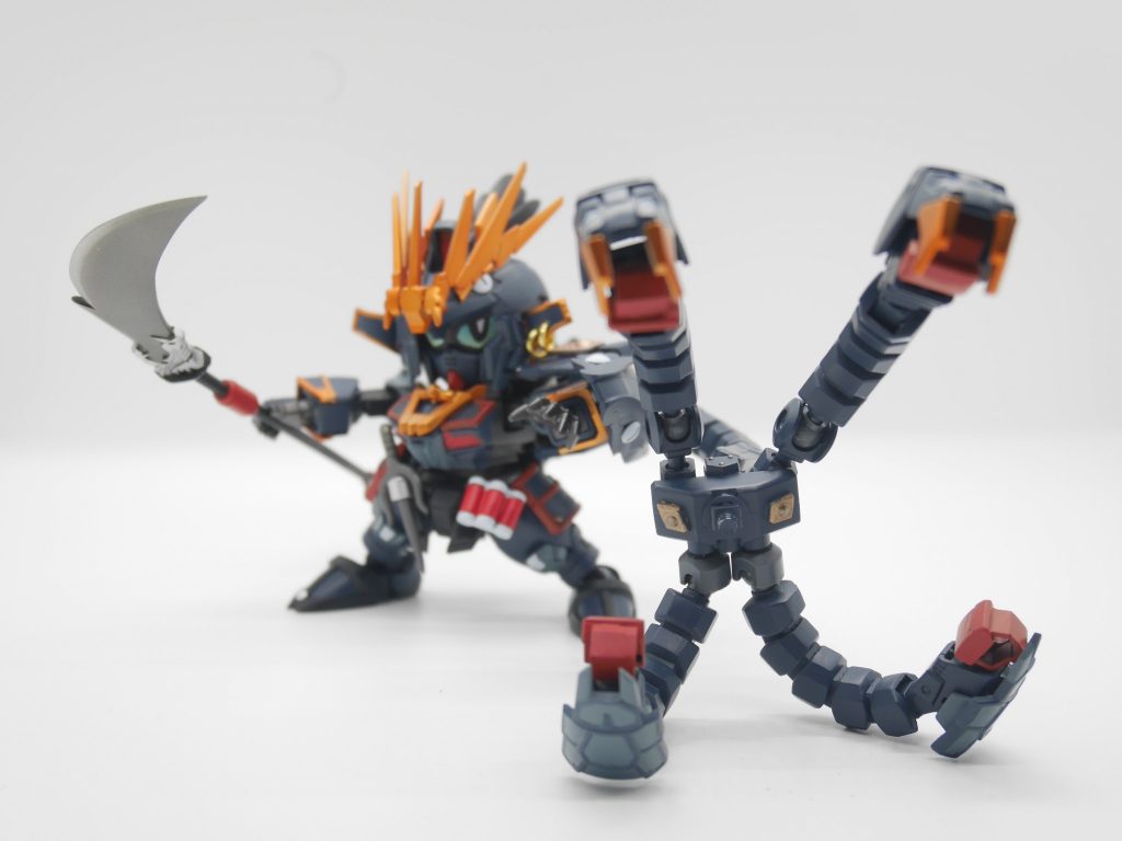 背中の蛇手は巨大なクローへと変形！この爪に捕まれたが最後、大蛇に巻き付かれるが如く身体が締められ無惨な最後を遂げるだろう…。