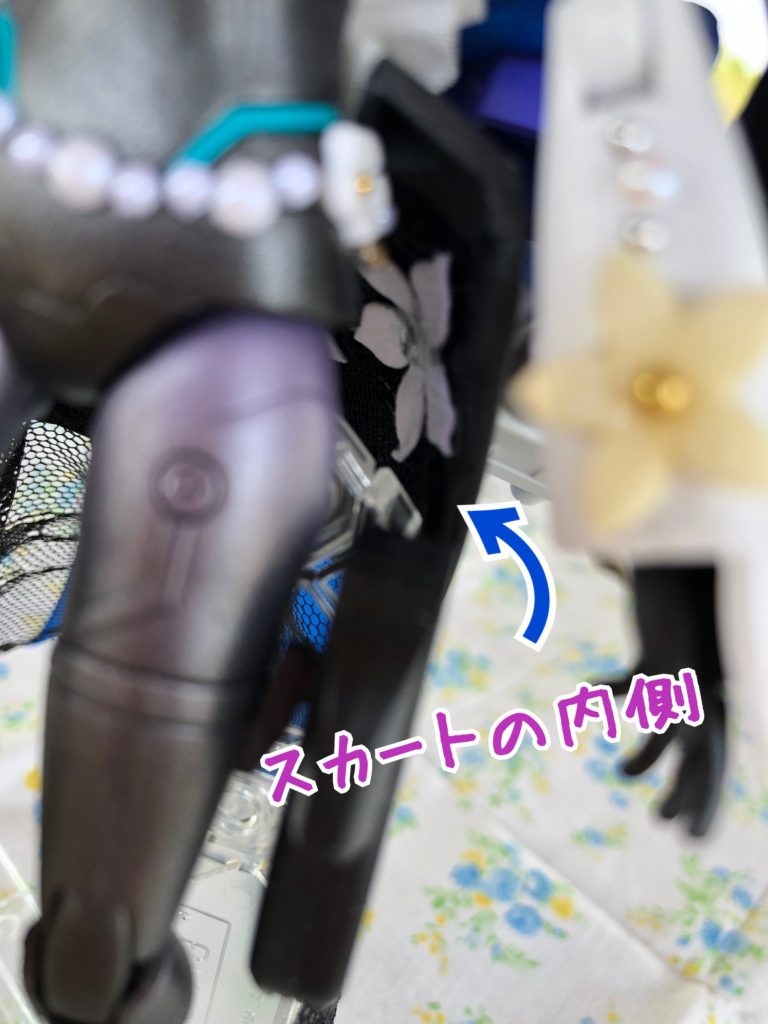 少し分かりにくいですが、以前作ったモビルドールサラと同様にスカートの内側部分にも花をデコレーション🌸