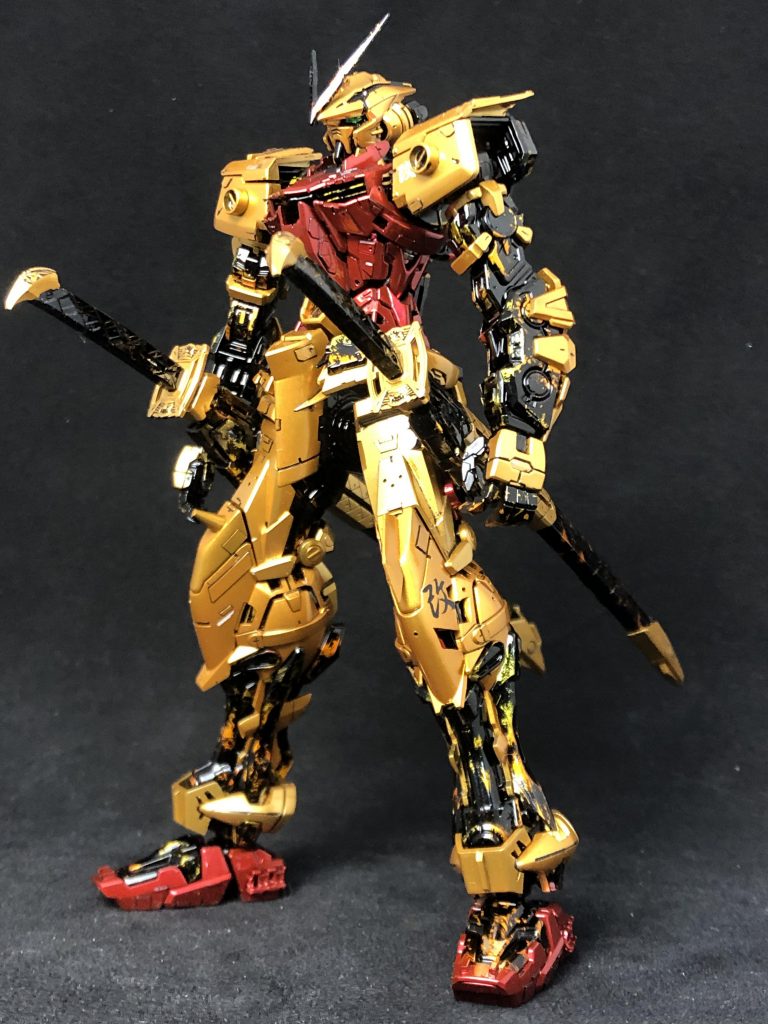 そもそもディティールが多いキットではあるものの、様々な形でパーツ形状を変えてみた。プラ板やジャンクパーツの貼り付け、スジボリやモールド追加、加えて肉抜きや装甲パーツの切り欠きなど。装甲パーツを切り欠く際は裏のモールドを基準にしました。