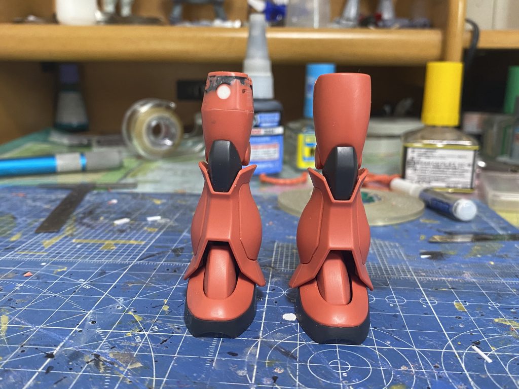 両腿はグフを意識するように、ヤスリで削りました。