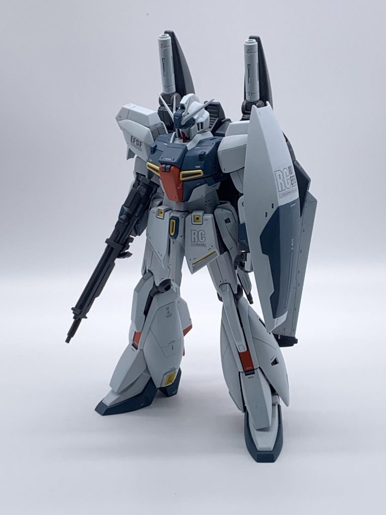 シールドはアールのついた前面を削り込み、スッキリとした面に、合わせて一部デザインを変更しました。