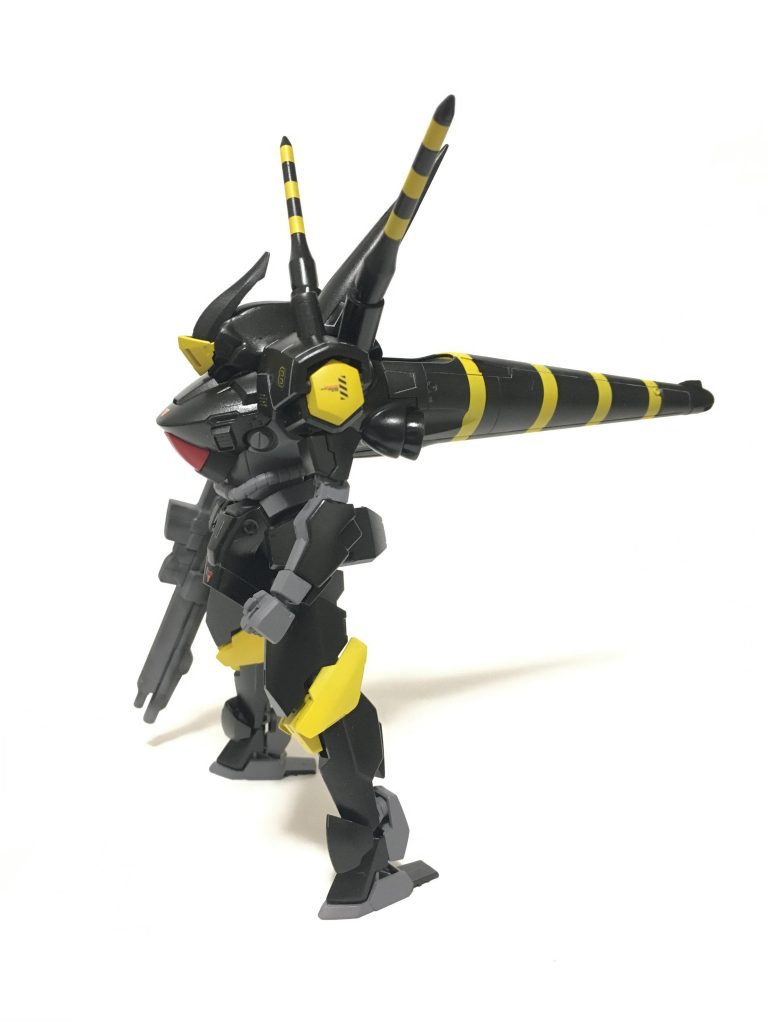 側面はこんな感じです。頭部はレギンレイズのものを元に、30MMのオプションパーツと組み合わせてパテを盛って加工しています。